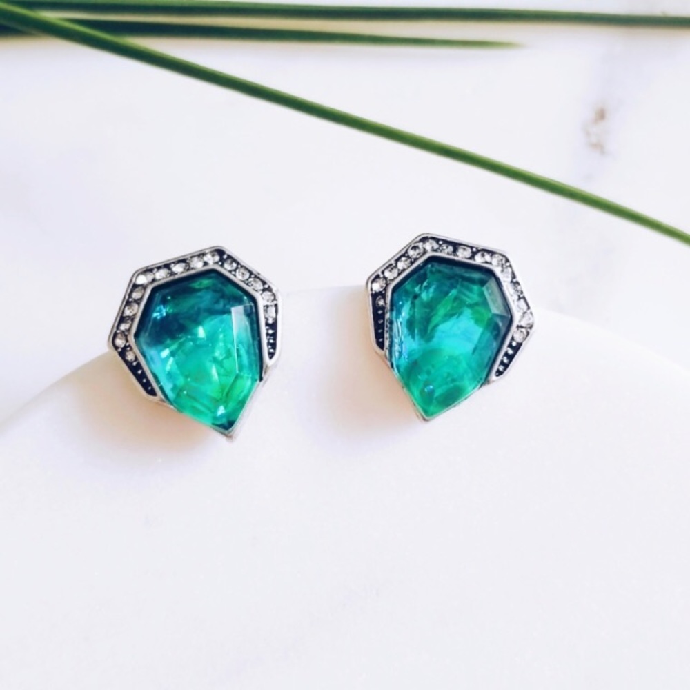 🆕 Green stone stud earrings